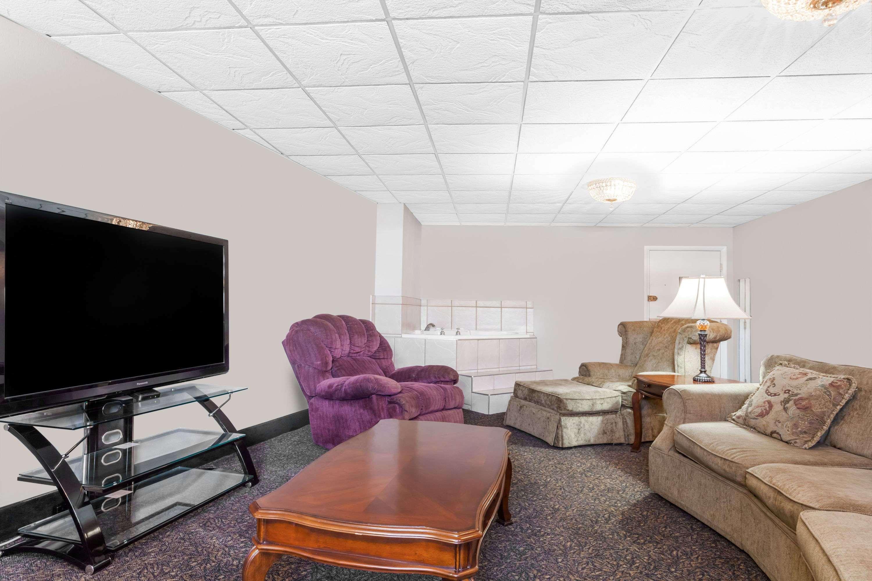 Ramada By Wyndham Henderson/evansville 3*